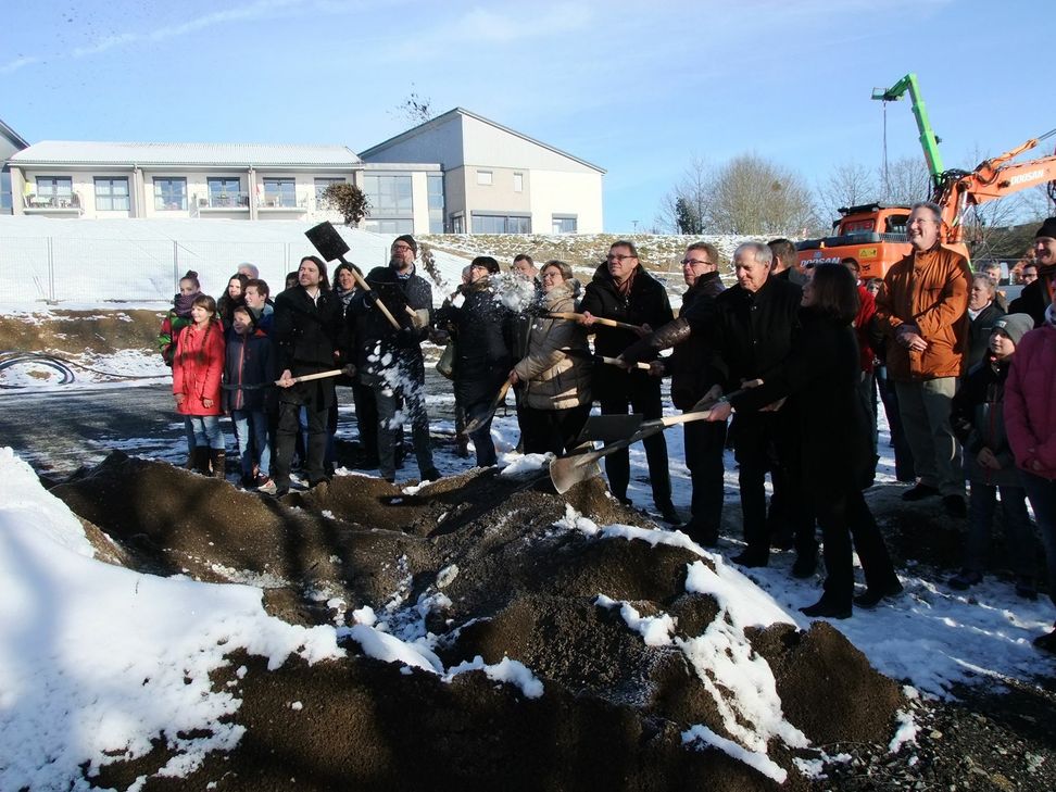 Den Baubeginn des Containerdorfes für die Realschule plus in Thalfang feierten Vertreter aus Politik und Gesellschaft mit einem traditionellen Spatenstich. Ende März soll es fertig sein. Dann kann die Sanierung des gegenüberliegenden Schulgebäudes beginnen. Foto: Fischer