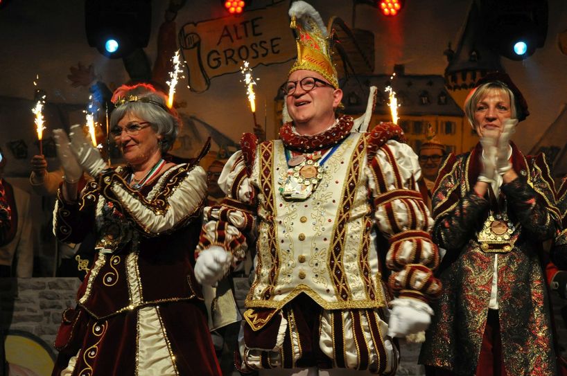 Prinz Guido I. und Prinzessin Elisabeth I. freuen sich auf ihren Triumphzug am Rosenmontag.