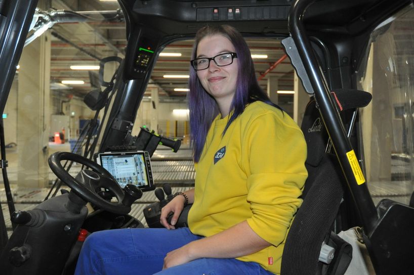 Jacqueline Schommer (22) liebt, was sie tut. Die junge Frau aus der Eifel fühlt sich auf ihrem Arbeitsplatz Gabelstapler sehr wohl.