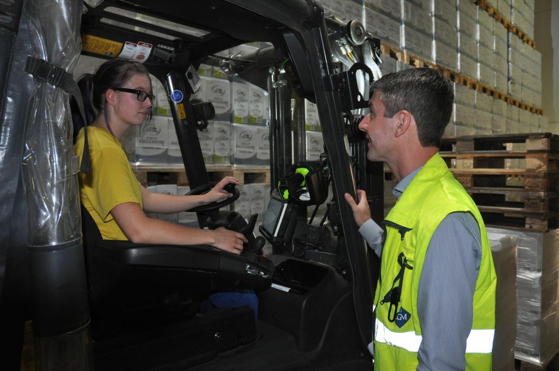 Logistik-Leiter Björn Ritter ist mit der einzigen Frau in seinem Team im Lager von ZGM sehr zufrieden.