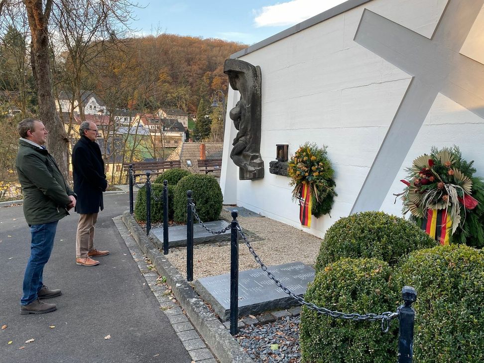 Volkstrauertag-Gedenken: Stadtbürgermeister Arnold Hoffmann und Stadtratsmitglied Bernd Boeder. Foto: Stadt Adenau