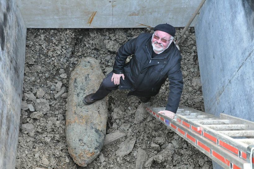 Der damalige Stadtchef Herbert Hilken und die ehestiftende Fliegerbombe aus dem 2. Weltkrieg.