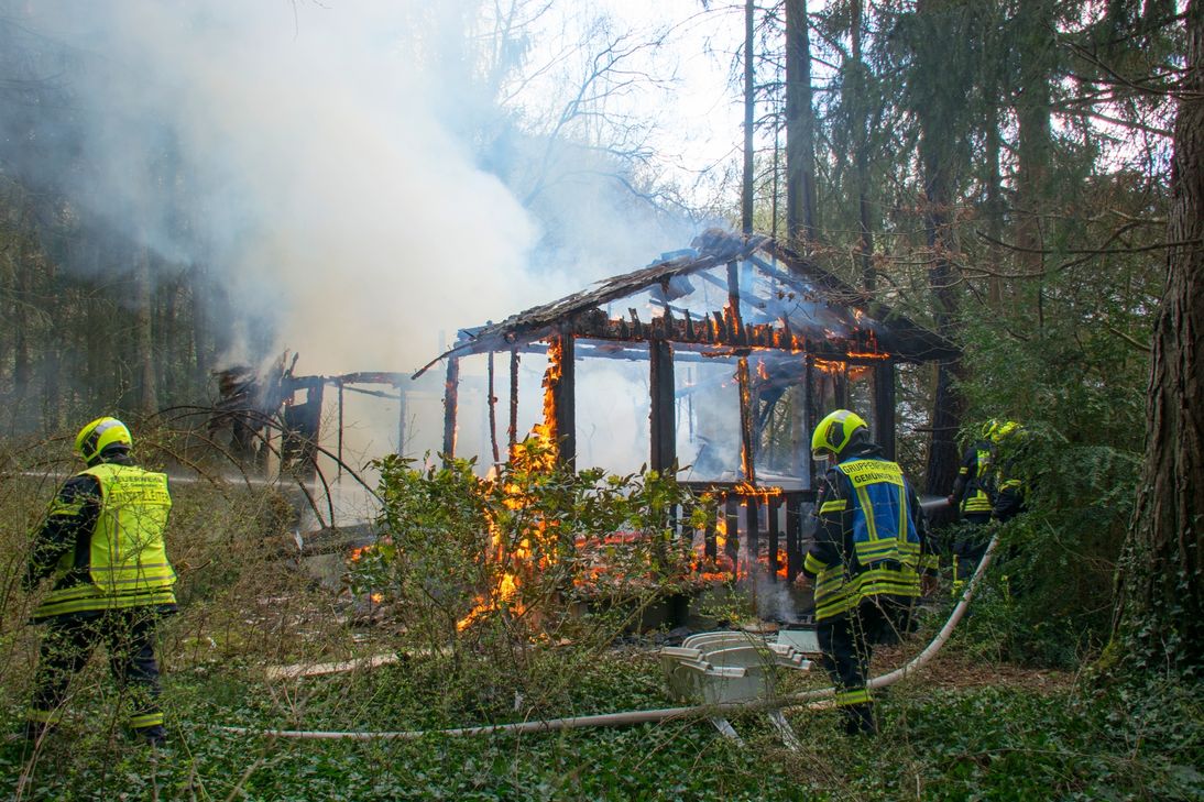 Nicht mehr viel übrig ist von dem Ferienhäuschen. Foto: Schmitt