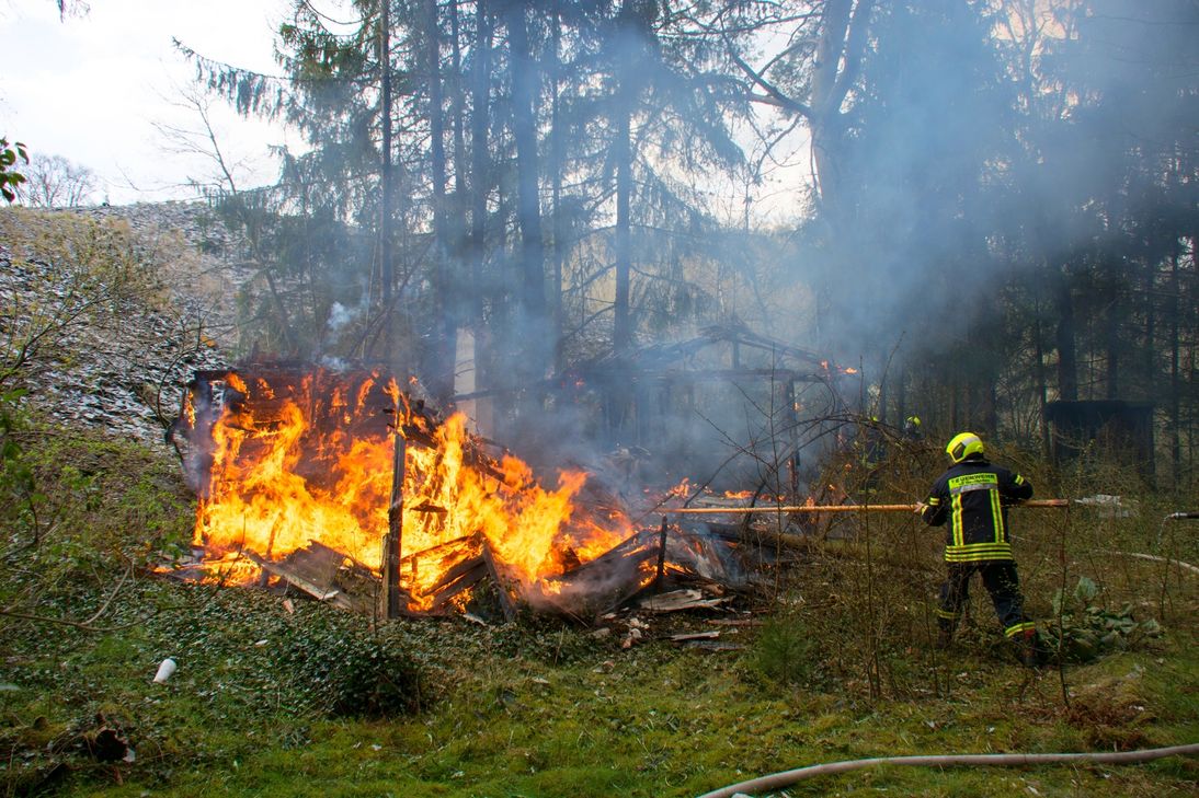 Die Hütte brannte vollständig nieder. Foto: Schmitt