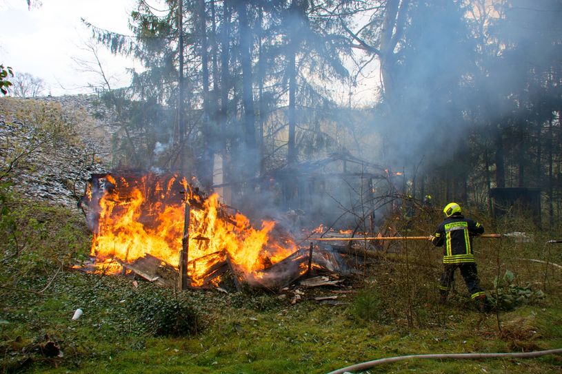 Die Hütte brannte vollständig nieder. Foto: Schmitt