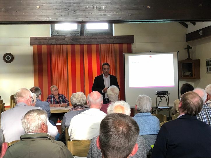 Viele Interessierte im Eicherscheider Pfarrheim brachte Stefan Kämmerling auf den neuesten Stand, wie der Düsseldorfer Landtag mit Straßenausbaubeiträgen umgeht. Foto: T. Förster