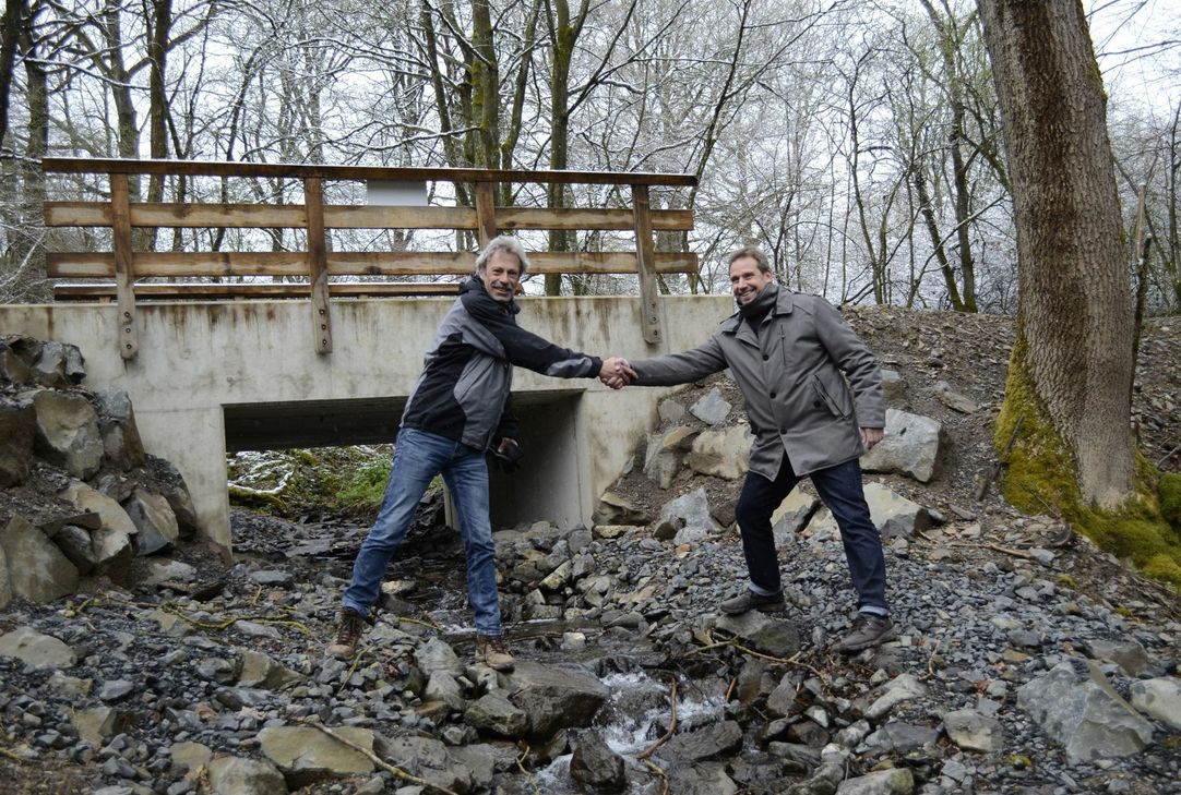 Jetzt ist alles gut: Andreas Glodowski (v.li.) und Frank Fritze sind zufrieden: Die Beseitigung der alten Verrohrung ist sehr gut gelungen. mn-Foto