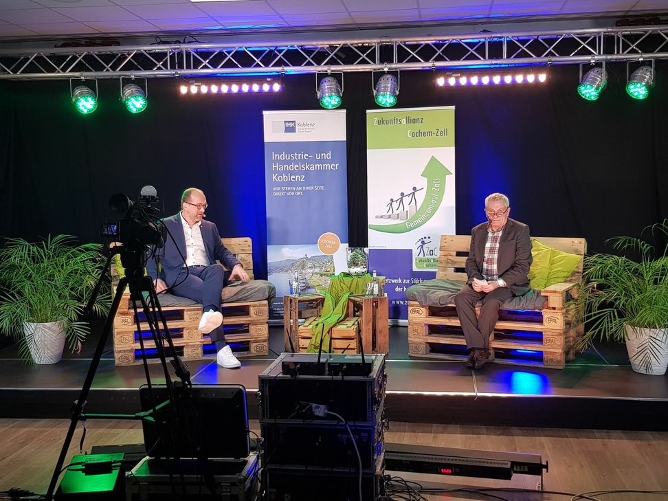 Landrat Manfred Schnur (rechts) und Knut Schneider von der IHK haben die erste digitale Ausbildungsmesse im Landkreis Cochem-Zell eröffnet.