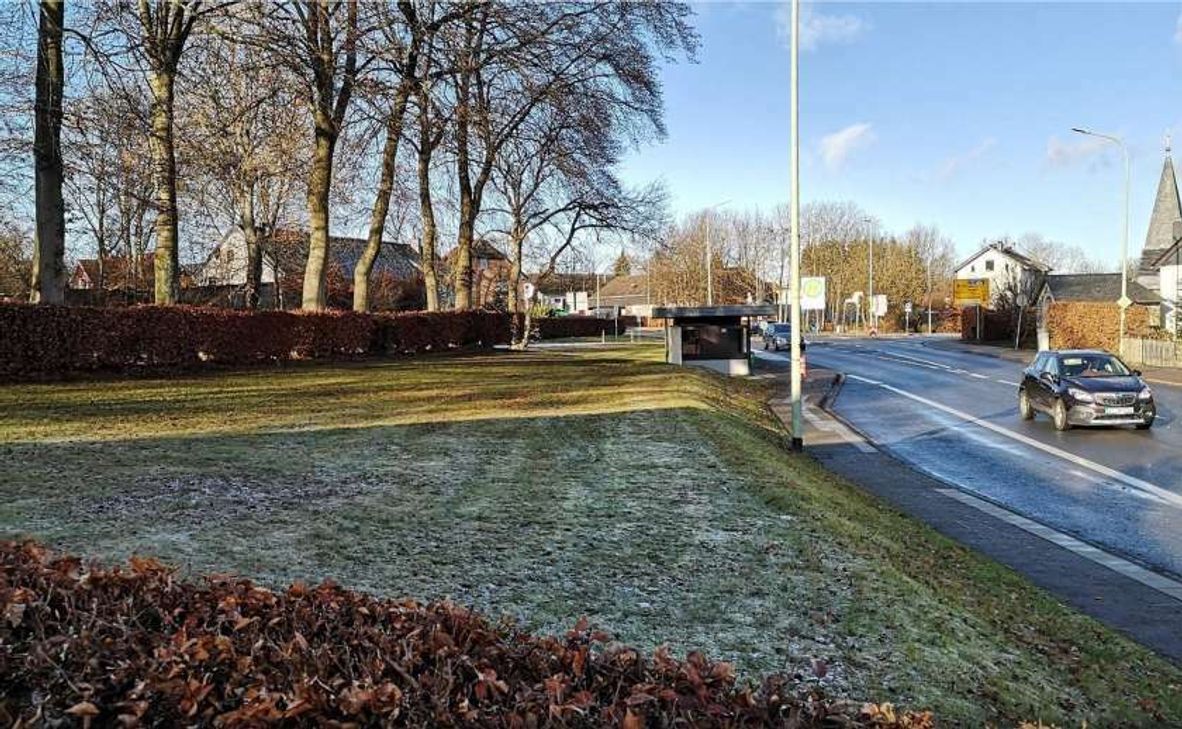 Zwischen Kirchstraße und Vennbahn-Radweg soll nun hinter der dortigen Bushaltestelle ein Bistro entstehen. Ein neuer Investor will das Bauvorhaben umsetzen, das in Lammersdorf trotz gastronomischer Bereicherung aufgrund der Lage nicht auf allgemeine Zustimmung stößt. Foto: Hoffmann