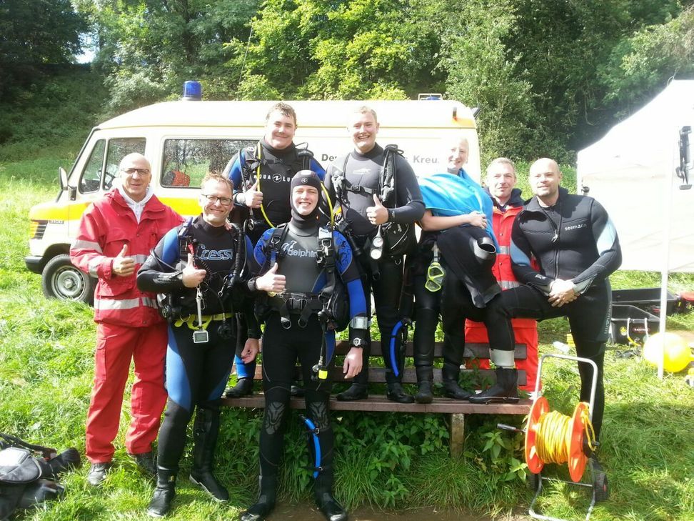 Daumen hoch für die frischgebackenen Taucher. Alle haben die Prüfung bestanden.