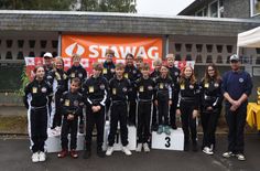 Die Höfener Kartkinder um ihren Jugendleiter Walter (hinten links) und MSC-Vorsitzender Marc Schaffrath (r.).