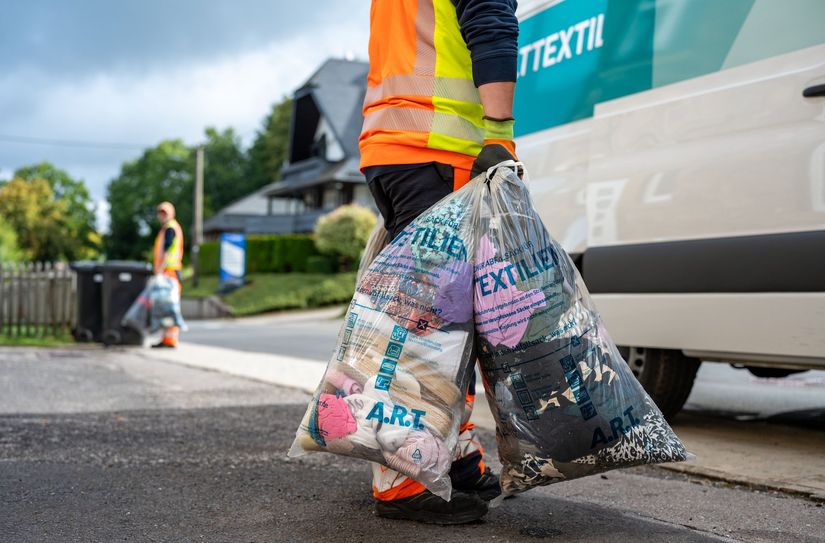 Die neuen Säcke der A.R.T. für Altkleider im Einsatz.