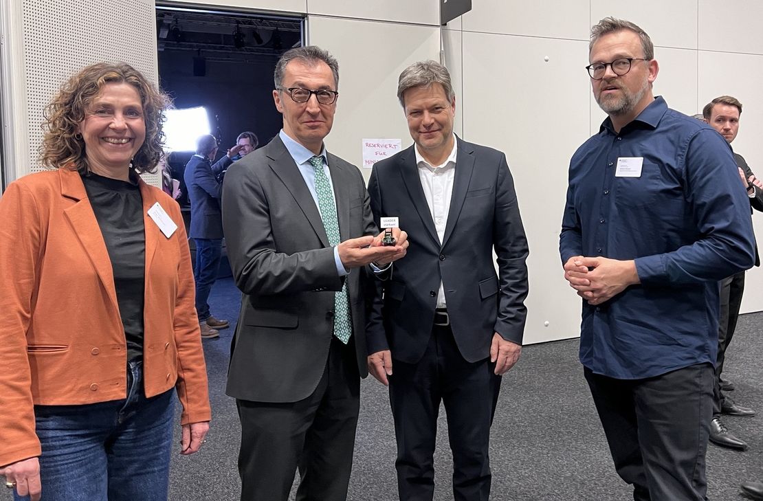 Von links: Anke Wehmeyer (Geschäftsführung Bundesarbeitsgemeinschaft der LEADER-Aktionsgruppen), Robert Habeck, Cem Özdemir, Achim Kistner (Geschäftsführer Regionalrat Wirtschaft).