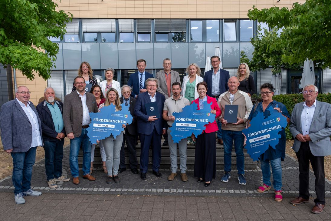 NRW-Landwirtschaftsministerin Silke Gorißen überreichte in Mechernich Förderbescheide über insgesamt 591.000 Euro für Projekte in Antweiler, Harzheim und Schaven. Gemeinsam mit Vertretern der Stadt, der Bezirksregierung, der Politik und der Dorfgemeinschaften stellte sie die Förderung für die drei Vorhaben vor.