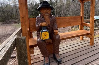 Die neue Köhlerfigur erinnert am Schwarzen Mann an die frühere Handwerkstradition in der Schneifel.