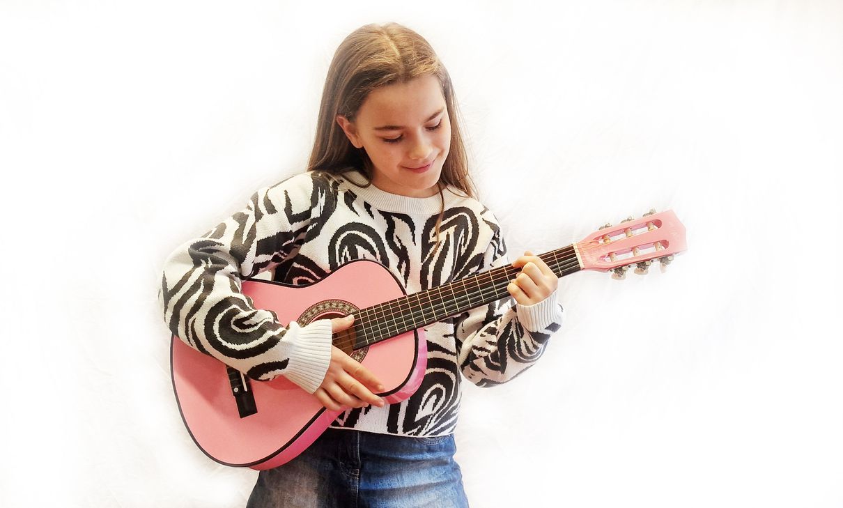 Leni schreibt gerne ihre eigenen Songs.