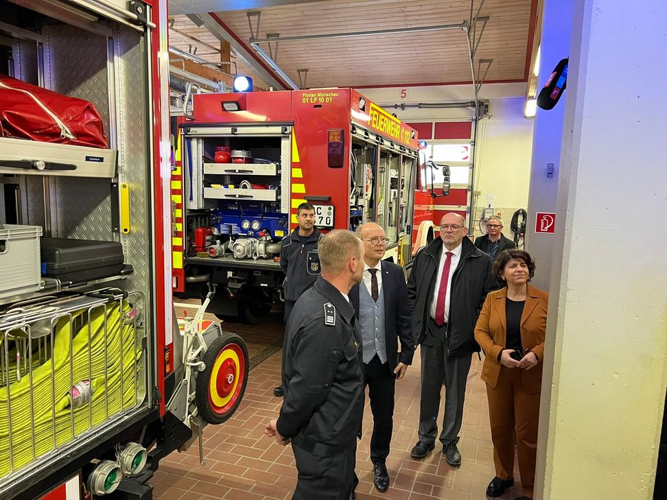 Zuvor hatten sich die Abgeordneten aus Düsseldorf ein Bild von der Schlagkraft der Freiwilligen Feuerwehr gemacht und zeigten sich von Mannstärke und grenzüberschreitender Zusammenarbeit beeindruckt.