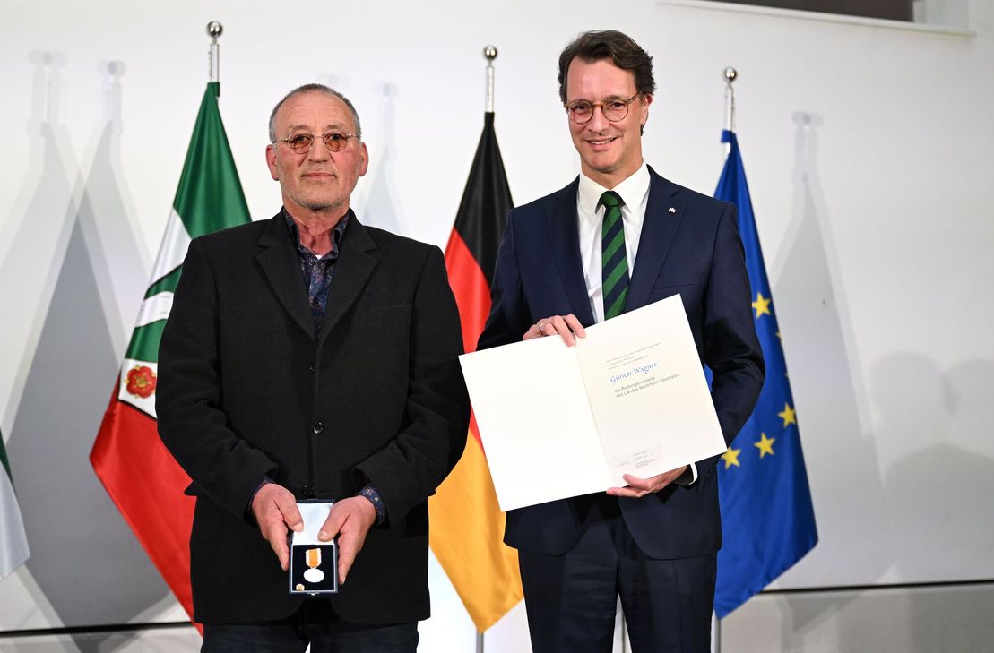 Günter Wagner (li.) erhielt aus den Händen von Ministerpräsident Hendrik Wüst die Rettungsmedaille des Landes.