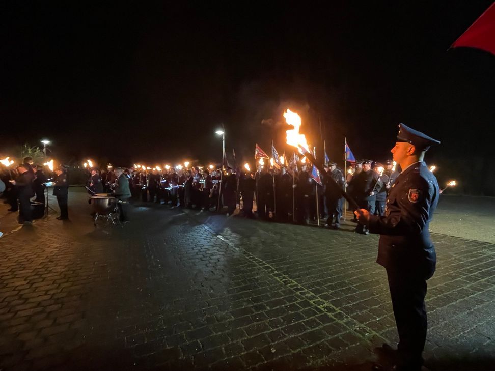 Beeindruckender Zapfenstreich auf dem Platz vor dem Bürgerhaus.