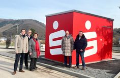 Sparkassen-Vorstand Norbert Laufs, Gebietsdirektor Andreas Kreitz, Barbara Frohnhoff (Rureifel Tourismus), Bürgermeister Bernd Goffart und Ortsvorsteher Sander Lutterbach am neuen SB-Pavillon vor dem Rurberger Antoniushof.