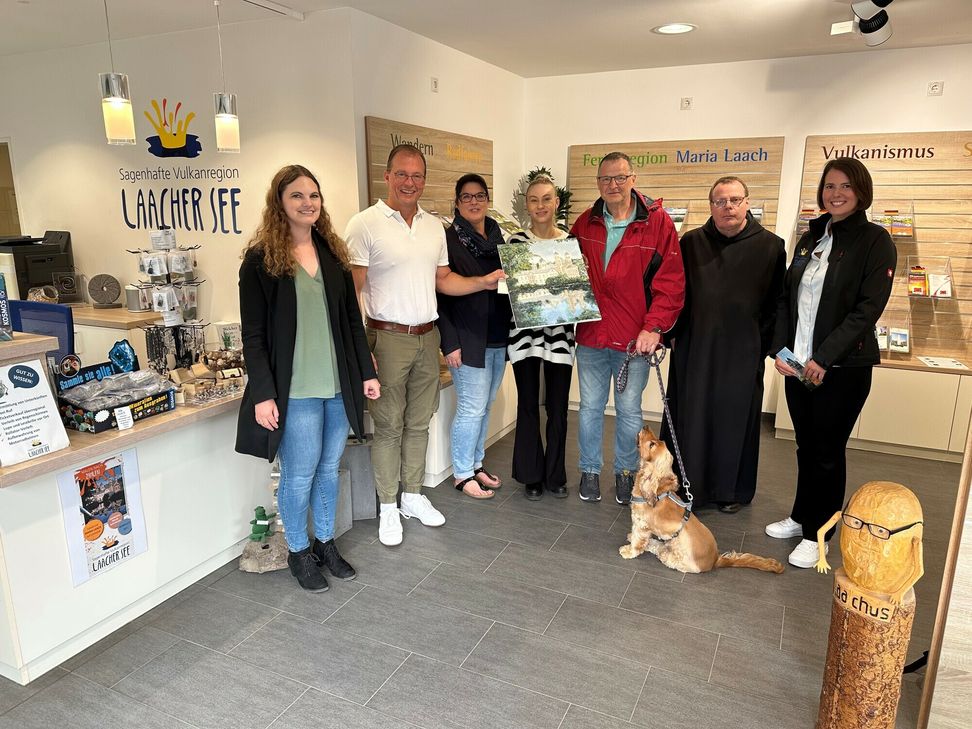 Spalier für die Jubiläumsgäste (von links): Christina Münck, Tourist-Info Maria Laach, Jörg Lempertz, Bürgermeister VG Mendig, Diana Metz, Selina Weiss, Udo Metz, Pater Albert Sieger (OSB) und Lea Port, Tourist-Info Maria Laach.