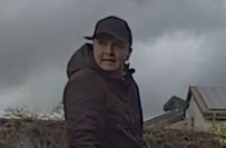 Die Poizei fahndet nach diesen Tätern.