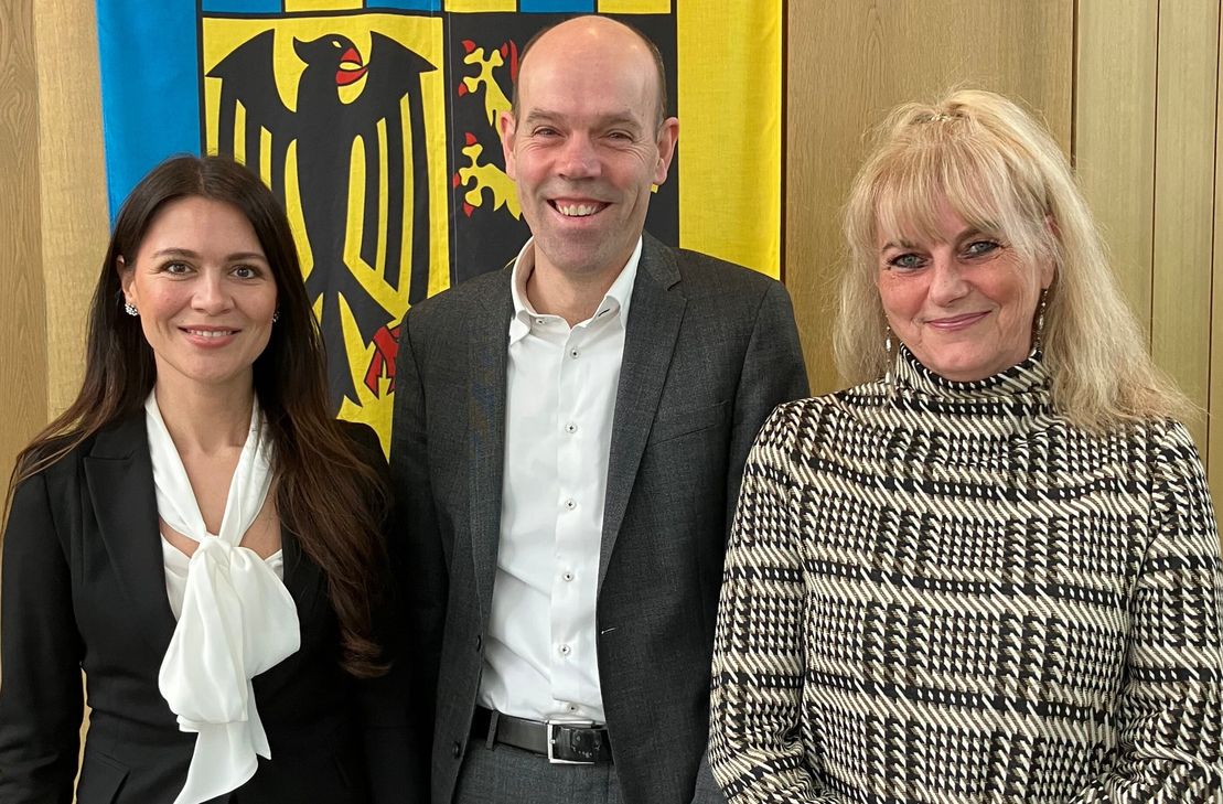 Von links: Stellvertretende Gleichstellungsbeauftragte Swetlana Sonnenberg, Landrat Volker Boch und die neue Gleichstellungsbeauftragte Kerstin Harder.