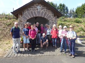 Einen schönen Tag konnten 16 Wanderfreund/innen in einer etwas anderen Wanderung rund um Uersfeld erleben.
