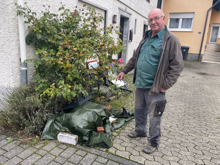 Der Altstrimmiger Ortsbürgermeister Hans-Werner Peifer (68) zeigt sich empört über die Zustände. Seit Tagen liegt ein toter Hund vor einem Haus.