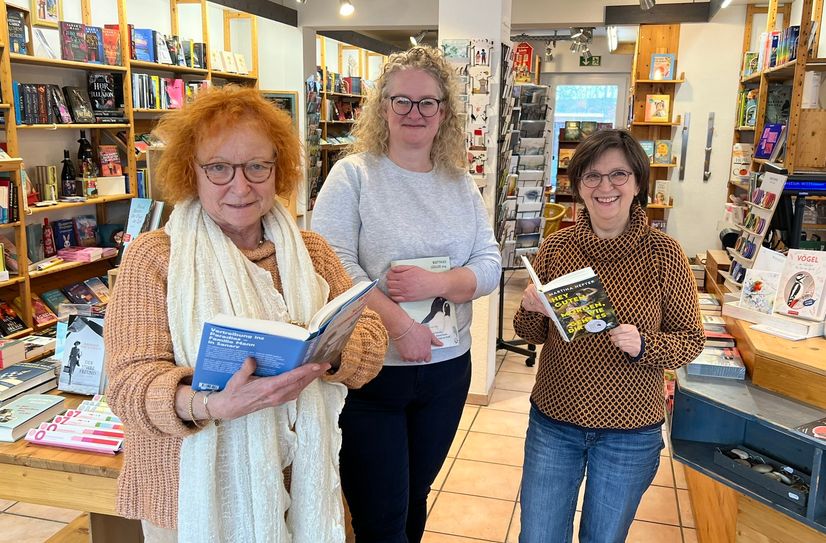 Claudia Küpper (l.) und Rose Blatz-Ommer (r.) freuen sich, dass ihre einstige Praktikantin Judith Stahnke die Roetgener Buchhandlung »Lesezeichen« übernimmt.