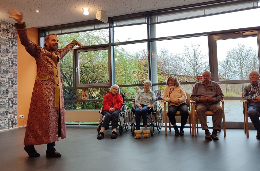 Phillip Sponbiel inszeniert die Grimm´schen Geschichten und gibt den verschiedenen Gestalten eigene Stimmen.