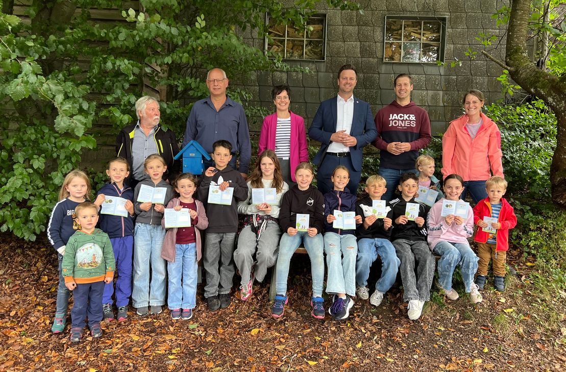 Heinz-Josef Hermanns, Peter-Josef Strauch, Annika Rader, Maik Gabbert und Henning und Mareike Völl freuen sich mit Kindern aus Rohren über das neue Angebot