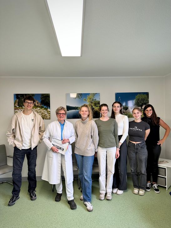 Angehende Ärztinnen und Ärzte üben im MVZ Ulmen die Schilddrüsen-Sonographie – praxisnah und unter professioneller Anleitung.