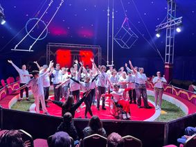 Die Zirkusmanege versprüht eine besondere Magie: Das erlebten die Teilnehmer des integrativen Zirkus-Jugendcamps, entdeckten verorbgene Talente, erlebten den Wert des Zusammenhalts und genossen ihre Erfolgserlebnisse.