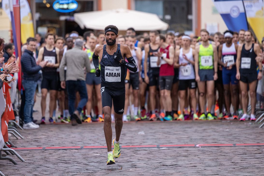 Amanal Petros kommt als Deutschlands Läufer des Jahres nach Trier.
Wie 2022 (Foto) zählt der deutsche Marathonrekordler zu den Favoriten im Bitburger 0,0%-Lauf
der Asse über 8 Kilometer.