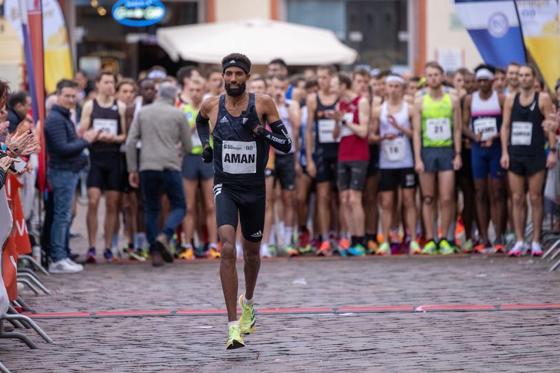 Amanal Petros kommt als Deutschlands Läufer des Jahres nach Trier.
Wie 2022 (Foto) zählt der deutsche Marathonrekordler zu den Favoriten im Bitburger 0,0%-Lauf
der Asse über 8 Kilometer.
