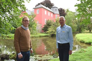 »Burgherr« Benjamin Bach (li.) und Tom Erlenbruch (re.), Präsident des Rotary Clubs Euskirchen-Burgfey, freuen sich auf den 6. Juli. Dann werden die Rotarier die Teilnehmer der Burgenfahrt  auf dem Gelände der Burg Kessenich empfangen.