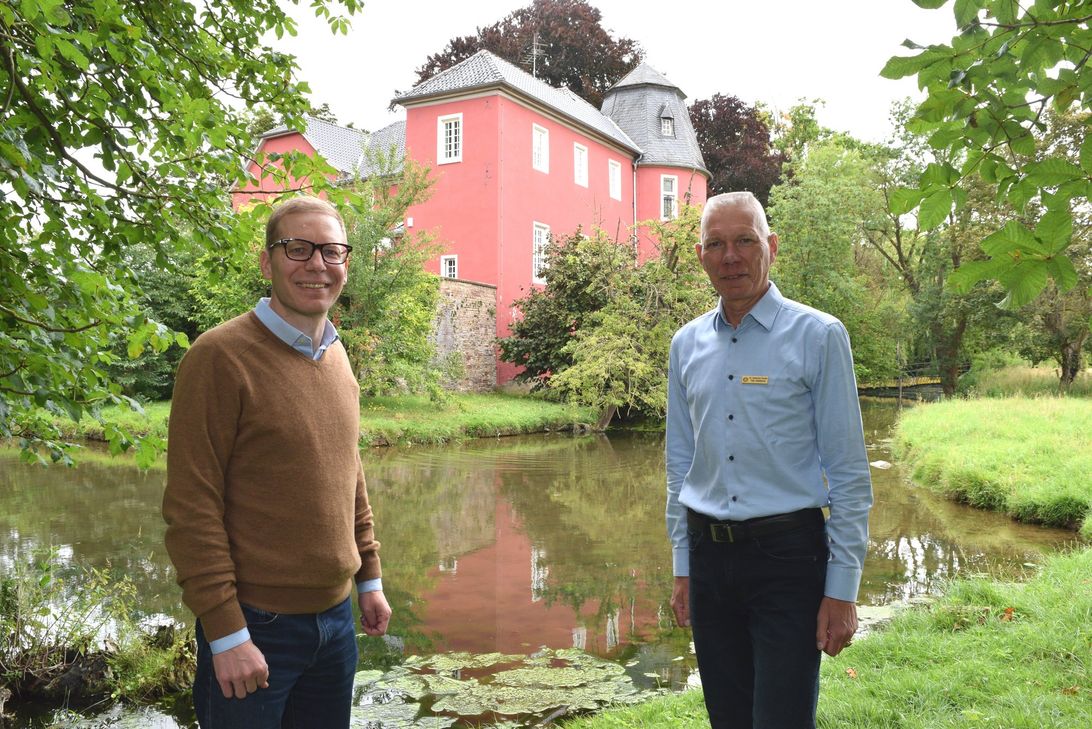 »Burgherr« Benjamin Bach (li.) und Tom Erlenbruch (re.), Präsident des Rotary Clubs Euskirchen-Burgfey, freuen sich auf den 6. Juli. Dann werden die Rotarier die Teilnehmer der Burgenfahrt  auf dem Gelände der Burg Kessenich empfangen.