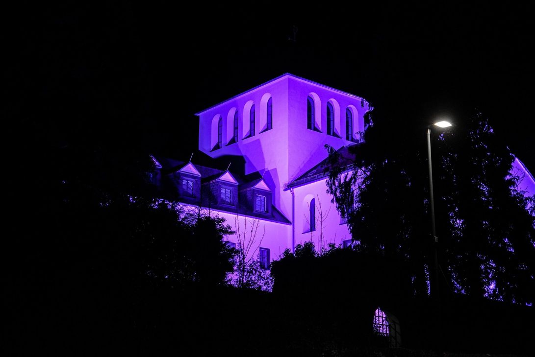 Lila Leuchten über Trier: Auch die Pflegeschule des Klinikum Mutterhaus im ehemaligen Kloster St. Clara wurde anlässlich des Weltfrühgeborenentags illuminiert