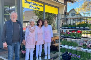 Nicht nur im Rohrener Konsum, sondern auch davor, bieten Anita Brandenburg (2.v.r.) und ihre Kolleginnen (hier Christel Kirwel und Therese Dederichs) die vielen, besonders regionalen Produkte an - wie hier den neuesten Blumenschmuck aus der Nordeifel. Der Vorstandsvorsitzende der Genossenschaft, Heinz-Josef Hermanns, blickt optimistisch in die Zukunft, wenn Bevölkerung, Vereine und Gäste dem Dorflädchen ihre Treue halten.