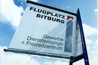 Das Projekt »Gewerbe- und Industriegebiet Flugplatz Bitburg« schreitet voran. Die Erschließungsmaßnahmen sollen nach Angaben der Kreisverwaltung bis Ende 2027 abgeschlossen sein.