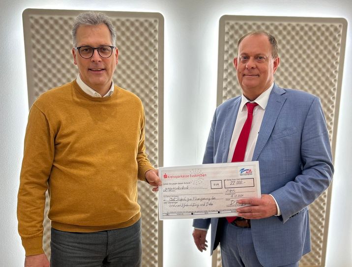 Einen symbolischen Scheck über das Restvermögen der aufgelösten »Aktionsgemeinschaft Zülpich Fachgeschäfte aktiv« übergab Wolfgang Hassel (r.) jetzt an Bürgermeister Ulf Hürtgen. Das Geld soll in den kommenden Jahren zur Finanzierung der Weihnachtsbeleuchtung und -dekoration in der Zülpicher Innenstadt verwendet werden. Foto: Stadt Zülpich / Torsten Beulen