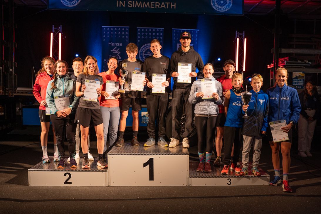 Das Siegerpodest mit schnellsten Läufern, Chefs und Azubis des 15. Nordeifeler Businessrun.