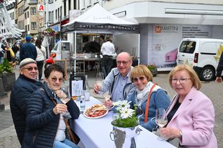 Die lange weiße Tafel wird auch am Donnerstag wieder gedeckt werden.