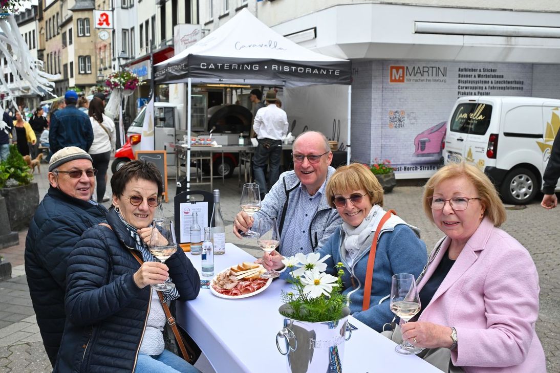 Die lange weiße Tafel wird auch am Donnerstag wieder gedeckt werden.
