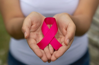 Die rosa Schleife (Pink Ribbon) ist das international bekannte Symbol der Brustkrebs-Sensibilisierung. Sie steht vor allem für Aufmerksamkeit, Solidarität mit Betroffenen und Unterstützung im Kampf gegen Brustkrebs. Sie wird seit den 1990er-Jahren verwendet und ist heute weltweit mit dem Thema Brustkrebs verbunden.