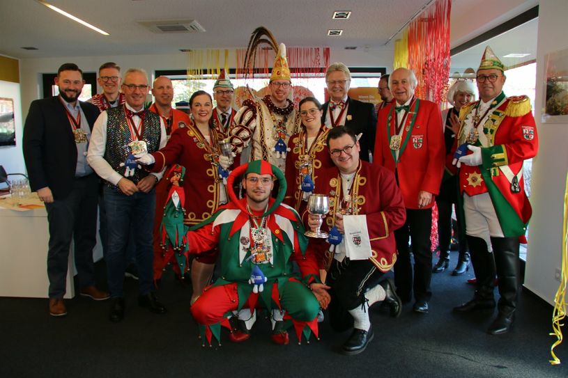 V.l : techn. Geschäftsführer Energienetze Hendrik Majewski, Pressesprecher evm Marcelo Peerenboom, evm-Vorstandsvorsitzender Josef Rönz, kaufm. Geschäftsführer Energienetze Udo Scholl, Page Anne, Aufsichtsratsvorsitzender OB Dirk Meid, Prinz Peter IV., Page Annika, Geschäftsführer Stadtwerke Mayen Rolf Schäfer und Bernhard Mauel, Kommandeur der Prinzengarde Albert Portz, Hofnarr Stephan, Mundschenk Dennis