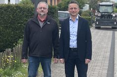 Gemeinsam nahmen Ortsbürgermeister Stephan Seeling (l.) und Marco Felten (Westenergie) die neue Tempoanzeige in Thomm symbolisch in Betrieb.