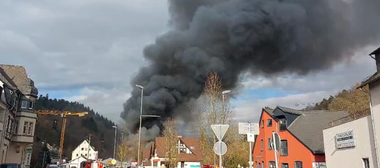 Schon aus der Ferne war die dunkle Rauchsäule sichtbar.