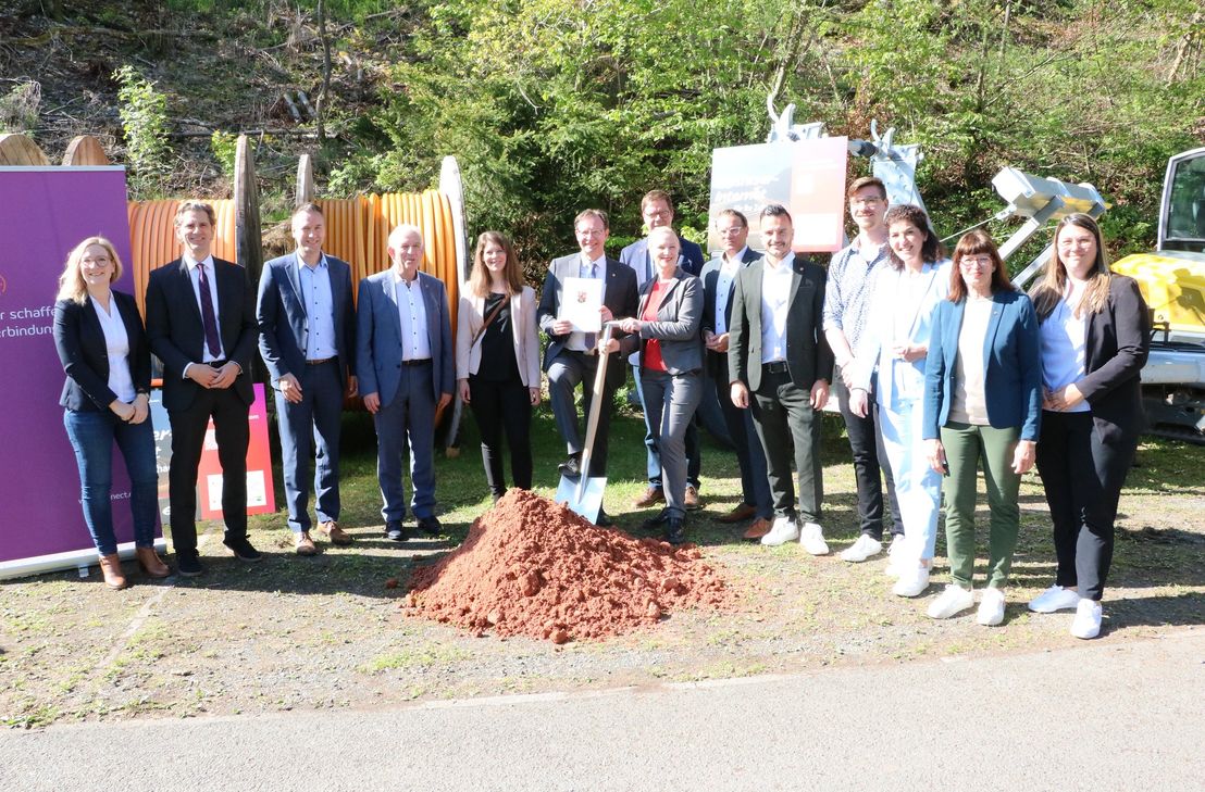 Symbolischer Spatenstich mit Digitalisierungsministerin Dörte Schall und Landrat Andreas Hackethal in Gielert.